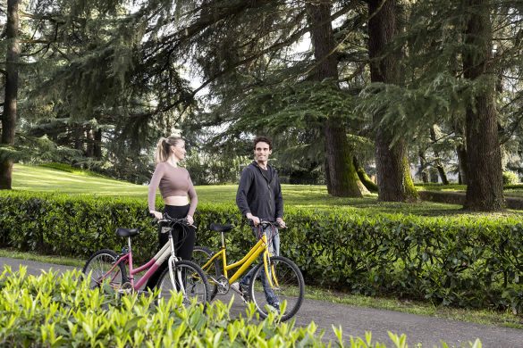 coppia di ragazzi con le biciclette nel parco